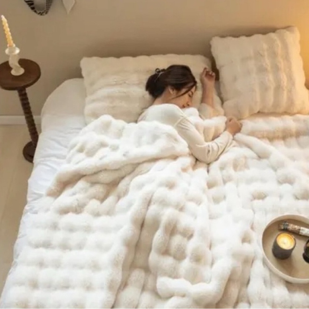 Hythe Bubble Blanket 60x50 - Picture 2 of 11